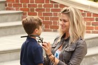 The Mick – Auch wenn Mickey (Kaitlin Olson, r.) es niemals zugeben würde, hat sie ihren Neffen Ben (Jack Stanton, l.) ein wenig ins Herz geschlossen ...