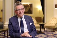 Unser Land in den 50ern – Entertainer Götz Alsmann ist fasziniert von der Musik der Nachkriegszeit. Er erzählt, warum die Stars damals nicht nur von der Sehnsucht nach der Ferne sangen, sondern auch von ihren Lieblingsgerichten.