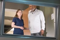 Grey's Anatomy – Müssen abwarten: Dr. Meredith Grey (Ellen Pompeo, l.); Dr. Richard Webber (James Pickens jr., r.)