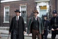 Ripper Street – Detective Sergeant Bennet Drake (Jerome Flynn, l.); Captain Homer Jackson (Adam Rothenberg, Mitte)
