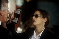 Miss Undercover – Von Kindesbeinen an setzt Gracie Hart (Sandra Bullock, r.) lieber auf schlagkräftige Argumente als auf weibliche Reize. Eine Politik, die sie auch als FBI-Agentin strikt verfolgt. Bis sie eines Tages gezwungen wird, undercover zu arbeiten ...