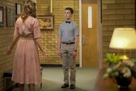 Young Sheldon – Mary Cooper (Zoe Perry, l.); Sheldon Cooper (Iain Armitage, r.)