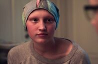Das Mädchen mit den langen Haaren – Anouk hat Alopecia areata. Sie erzählt Janne, wie sie ihre Haare verloren hat und wie es sich ohne Haare lebt.