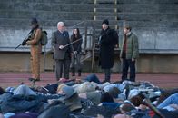 Stephen Kings Puls – Tom (Samuel L. Jackson, l.), Alice (Isabelle Fuhrman, M.) und Clay (John Cusack, 2.v.r.) treffen in einer Privatschule auf den Rektor Ardai (Stacy Keach, 2.v.l.) und den hochbegabten Schüler Jordan (Owen Teague, r.), welche ihnen interessante Informationen über die Zombies geben können ...