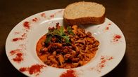 Zu Tisch ... – Zu Tisch Ötztal – Österreich Klassiker der österreichischen Küche: Schwammerlgulasch Copyright: SRF/Berlin Producers/Dieter Stürmer