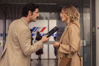 UFOs – Didier Mathure (Melvil Poupaud, l.); Yelena (Léa Rostain, r.)