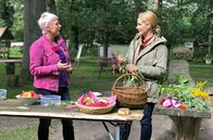 Wunderschön! – Kräuterfachwirtin Marion Putensen und Judith Rakers (r) sammeln Blüten und Wildkräuter im Wald und stellen damit ein leckeres Buffet zusammen.