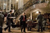 Diplomatie – Hauptmann Ebernach (Burghart Klaußner, Mi.) empfängt Lanvin (Jean-Marc Roulot, li.) im Gebäude der deutschen Stadtkommandantur. Lanvin bestätigt, dass Paris bereits komplett vermint ist.