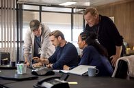 Kommissar Wisting – Hartnäckige Recherche: Benjamin (Lars Berge, Mitte li.) mit Kommissar Wisting (Sven Nordin, re.) Veronica (Evelyn Rasmussen Osazuwa) und Hammer (Mads Ousdal, li.).