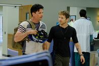 Atlanta Medical – Conrad (Matt Czuchry, r.) hat Besuch von seinem alten Militärfreund Jude (Warren Christie, l.), der ihn davon überzeugen möchte, zurück zum Militär zu gehen ...