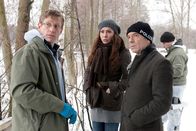Tatort – Kriminaltechniker Wolfgang Menzel (Maxim Mehmet, links) unterrichtet die Hauptkommissare Eva Saalfeld (Simone Thomalla, mitte) und Andreas Keppler (Martin Wuttke, rechts) über die ersten Erkenntnisse am Tatort. Die siebenjährige Amelie ist tot in einem Boot am See aufgefunden worden.