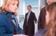 In aller Freundschaft – Dr. Kathrin Globisch (Andrea Kathrin Loewig, mi.) behandelt ein Mädchen nach einer Vergewaltigung. Als sie Besuch von ihrer Mutter und deren Lebensgefährten bekommt, reagiert Jenny verstört und lügt. Kathrin hat einen furchtbaren Verdacht.