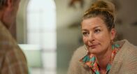 Rote Rosen – ARD ROTE ROSEN FOLGE 4395 Uhr im ERSTEN. Carla (Maria Fuchs) glaubt, dass Michael (Hanno Friedrich) sie im Kampf um den Hof unterstützt. Doch Michael bietet Richard hinterrücks den Hof zum Kauf an. Wird sein Verrat auffliegen?