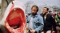 Der weiße Hai – Ein riesiger Hai bedroht einen Badestrand an der amerikanischen OstkĂĽste. Matt (Richard Dreyfuss, li.) und Martin (Roy Schneider, re.) untersuchen den Hai... Foto: Â