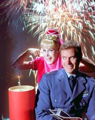 Bezaubernde Jeannie – Von links nach rechts: Jeannie (Barbara Eden) und Tony Nelson (Larry Hagman).