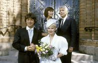 Ich heirate eine Familie – Martina und Wolfgang haben geheiratet, ebenso strahlend erinnern sich Angi und Werner an ihre eigene Hochzeit. (V.li.n.re.: Herbert Herrmann, Thekla Carola Wied, Ute Christensen, Peter Weck).