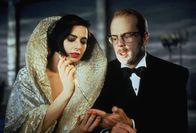 Der Tod steht ihr gut – Die geheimnisvolle Lisle Von Rhoman (Isabella Rossellini, l.) will Ernest Menville (Bruce Willis, r.) dazu bringen, von dem Elixier zu trinken, das ihn unsterblich machen soll ...