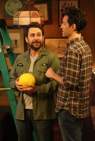 It's Always Sunny in Philadelphia – Charlie Kelly (Charlie Day, l.); Dennis Reynolds (Glenn Howerton, r.)