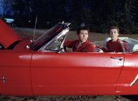 Malcolm mittendrin – Eigentlich wollten Reese (Justin Berfield, l.) und Malcolm (Frankie Muniz, r.) mit ihrem neuen Wagen ein Spritztour machen, doch zu ihrem Leid müssen sie feststellen, dass Hal den Motor ausgebaut hat. Da schmieden die beiden einen folgenschweren Plan ...