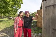 Löwenzahn – Fritz Fuchs (Guido Hammesfahr) und Yasemin (Sanam Afrashteh) sind dem Papagei gefolgt. Er führt sie zu einem geheimnisvollen Ort.