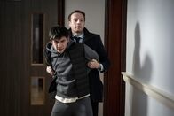 Ellis – Harper (Andrew Gower) verhaftet den flüchtigen Mark Reid (Michael McCloskey-Ooi), den Stiefsohn des Opfers.