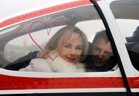 Rote Rosen – ARD ROTE ROSEN FOLGE 1200 Uhr im ERSTEN. Katja (Saskia Valencia, l.) und Philipp (Thorsten Nindel, r.) verabschieden sich in eine neue Zukunft.