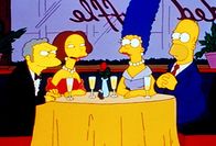Die Simpsons – "Die Simpsons", "Eine Frau für Moe." Moe verliebt sich in Renée und verschuldet sich bei dem Versuch, ihr zu imponieren. Um an Geld zu kommen, verleitet er Homer zu einem Versicherungsbetrug. Doch Homer wird bei dem Versuch, sein eigenes Auto zu stehlen, erwischt und landet im Gefängnis.