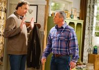 Man with a Plan – Schließen sich zusammen, um herauszufinden, wie sie dem Stress und den Schwierigkeiten mit ihren Ehefrauen am besten aus dem Weg gehen können: Adam (Matt LeBlanc, r.) und Don (Kevin Nealon, l.) ...
