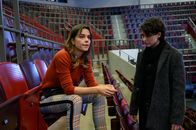 SOKO Stuttgart – Der drohende Abstieg und dann noch ein Mord einer Spielerlegende - die Situation des Handballvereins setzt der Pressesprecherin Annika Brett (Susan Hoecke, l.) in der Befragung mit Nele Becker (Nina Siewert, r.) sichtlich zu.