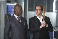 Bull – Ein neuer Fall für Dr. Jason Bull (Michael Weatherly, r.): Er soll vor Gericht den hochkarätigen Anwalt Jules Caffrey (Isaiah Washington, l.) unterstützen, der beschuldigt wird, seine Verlobte Lauren ermordet zu haben ...