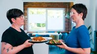 Die Ernährungs-Docs – Ernährung als Streitpunkt: Sandra C. isst gerne Pasta & Co., Lebensgefährtin Tanja versucht schon lange, sie von gesünderem Essen zu überzeugen.; NDR Fernsehen DIE ERNÄHRUNGS-DOCS, "Iss Dich gesund!" Uhr. Ernährung als Streitpunkt: Sandra C. isst gerne Pasta & Co., Lebensgefährtin Tanja versucht schon lange, sie von gesünderem Essen zu überzeugen.