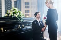 Sturm der Liebe – In Annabelles (Jenny Löffler, r.) Traum, macht Joshua (Julian Schneider, l.) ihr einen Heiratsantrag bei der Beerdigung von Denise.
