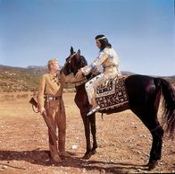 Winnetou III – Old Shatterhand (Lex Barker, l.) und Winnetou (Pierre Brice, r.) setzen alles daran, um den Frieden zu bewahren.