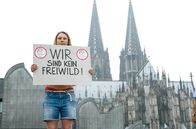 Rentnercops – Die radikale Feministin Lisa (Liesa Kaltofen) protestiert mitten in Köln (im HG Kölner Dom) gegen Sexismus.