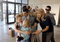 Die Frau vom Checkpoint Charlie – Bahnstation Brasov: Sara wird von der Stasi abgeführt und Richard kannn ihr nicht helfen. Silvia (Maria Ehrich), Sabine (Elisa Schlott), Sara (Veronica Ferres) (v.l.)