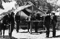 Rio Grande – Colonel Kirby Yorke (John Wayne in John Fords Film " Rio Grande ") nimmt in einem einsamen Fort am Rio Grande einen Bericht entgegen.