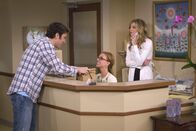 How I Met Your Mother – Während Ted (Josh Radnor, l.) versucht bei Stella (Sarah Chalke, r.), der hübschen Hautärztin, zu landen, findet deren Arzthelferin Abby (Britney Spears, M.) großen Gefallen an ihm ...