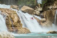 Entdecker der Welt – Ben Stookesberry und eine Gruppe von professionellen Kajakfahrern versuchen sich am Beriman Fluss in Papua-Neuguinea.