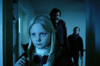 Tatort – v.li.: Was hat die kleine Eliza (Hanna Heckt) von dem Verbrechen mitbekommen, das in ihrem Zuhause passiert ist, fragen sich Friedemann Berg (Hans-Jochen Wagner) und Franziska Tobler (Eva Löbau).