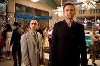 Community – Dean Pelton (Jim Rash, l.); Jeff Winger (Joel McHale, r.)
