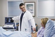 Scrubs - Die Anfänger – Der Geburtshelfer (Michael Ausiello, l.) kümmert sich um seine Patientin (Elizabeth Banks, r.) ...