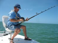 Zeb Hogans Monsterfische – Bucky Dennis fischt nach Hammerhaien. (Michael Hoff Productions/Heath Orchard)