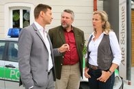 Die Rosenheim-Cops – Die Cops Stadler (Dieter Fischer, M.) und Hansen (Igor Jeftic, l.) ermitteln am Laientheater und befragen Dagmar Hübner (Franziska Ball, r.), die die Tote kannte.