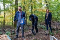 Der Staatsanwalt – Erfolgreiche Suche im Wald: Max Hemmersdorfer als Max Fischer (l.), Fiona Coors als Kerstin Klar (r.)