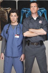 Scrubs - Die Anfänger – (2. Staffel) - Der Hausmeister (Neil Flynn, r.) des Sacred Heart Hospitals macht insbesondere J.D. (Zach Braff, l.) das Leben schwer ...