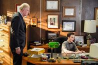 Young Sheldon – Dr. Linkletter (Ed Begley jr., l.); Sheldon Cooper (Iain Armitage, r.)