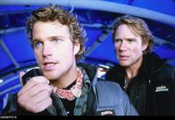 Vertical Limit – Peter Garrett (Chris O’Donnell, l.) und Skip Taylor (Robert Taylor, r.) machen sich große Sorgen um das verunglückte Team auf dem Berg.