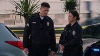 The Rookie – Am Tatort der Schießerei wird Bradford (Eric Winter) und Chen (Melissa O'Neil) schnell klar: der Tod der jungen Frau war kein Zufall.