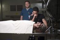 Code Black – Mario (Benjamin Hollingsworth, M.) kommt an seine Grenzen, als sein Vater Vincent (Eric Roberts, r.) nach einem Sturz in die Notaufnahme eingeliefert wird. Vince ist seit Jahren Alkoholiker und das Verhältnis zu Mario ist zerrüttet. Bleibt ihnen noch Zeit zur Versöhnung?