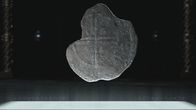 Strangest Things – Die Münze von Maine, oder was von ihr übrig ist. Sie wurde im Jahr 1957 von dem Hobbyarchäologen Guy Mellgren gefunden.
